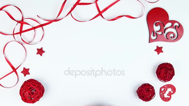 Felülnézet fiatalember felveszi egy doboz szív alakú Valentin-nap, egy fehér háttér a fenti