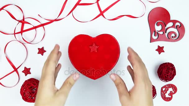 顶视图的年轻人打开盒子形状的一颗心和内心里纸板的与情人节礼物白色背景上的爱字 — 图库视频影像