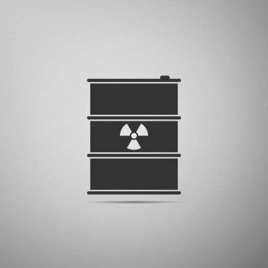 Radyoaktif atık varil düz simgesi gri arka plan üzerinde. Toksik çöp fıçı. Radyoaktif çöp emisyonları, çevre kirliliği, ekolojik felaket tehlikesi. Vektör çizim