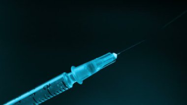Tıp enjeksiyon önce şırıngadan siyah arka plan üzerine püskürtme