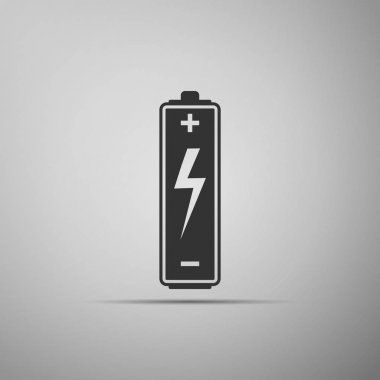 Pil simgesi gri arka plan üzerinde izole. Düz tasarım. Vektör çizim