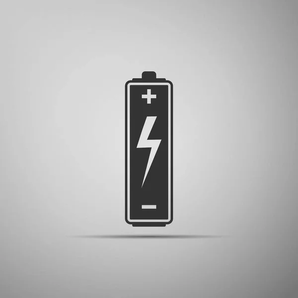 バッテリーのアイコンは、灰色の背景に分離されました。フラットなデザイン。ベクトル図 — ストックベクタ
