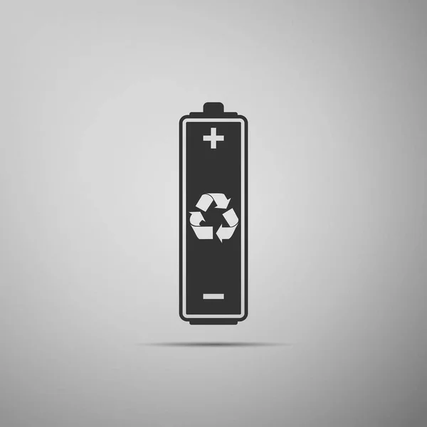 Bateria com ícone de símbolo de reciclagem isolado em fundo cinza. Design plano. Ilustração vetorial —  Vetores de Stock