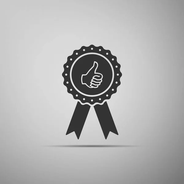 Başparmak yukarıya üstünde kurdele simgesi gri arka plan üzerinde izole madalya rozet. Düz tasarım. Vektör çizim