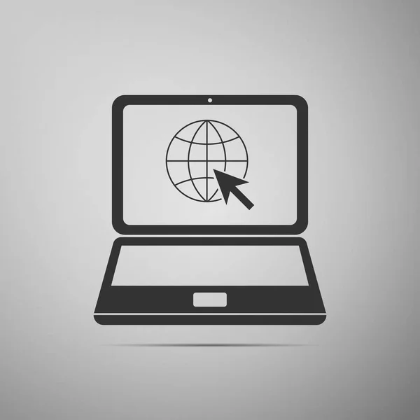 Website over laptop scherm pictogram geïsoleerd op een grijze achtergrond. Laptop met globe en cursor. Symbool van het World wide web. Internet symbool voor uw website-ontwerp, logo, app. Flat design. Vectorillustratie — Stockvector