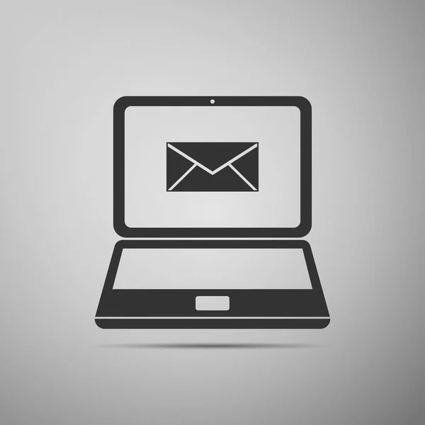 Ordenador portátil con sobre y correo electrónico abierto en el icono de la pantalla aislado sobre fondo gris. Email marketing, conceptos de publicidad en Internet. Diseño plano. Ilustración vectorial — Vector de stock