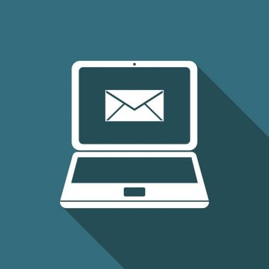 Zarf ve uzun gölge izole ekran simgesini açık e-posta ile dizüstü bilgisayar. E-posta pazarlama, internet reklam kavramları. Düz tasarım. Vektör çizim