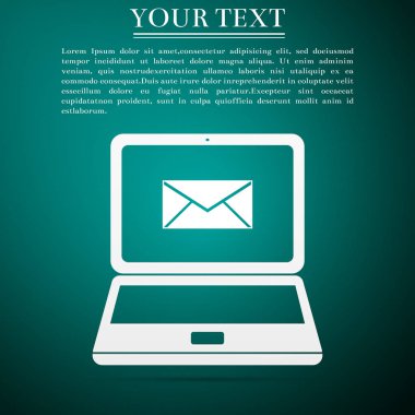 Zarf ve üzerinde yeşil arka plan izole ekran simgesini açık e-posta ile dizüstü bilgisayar. E-posta pazarlama, internet reklam kavramları. Düz tasarım. Vektör çizim