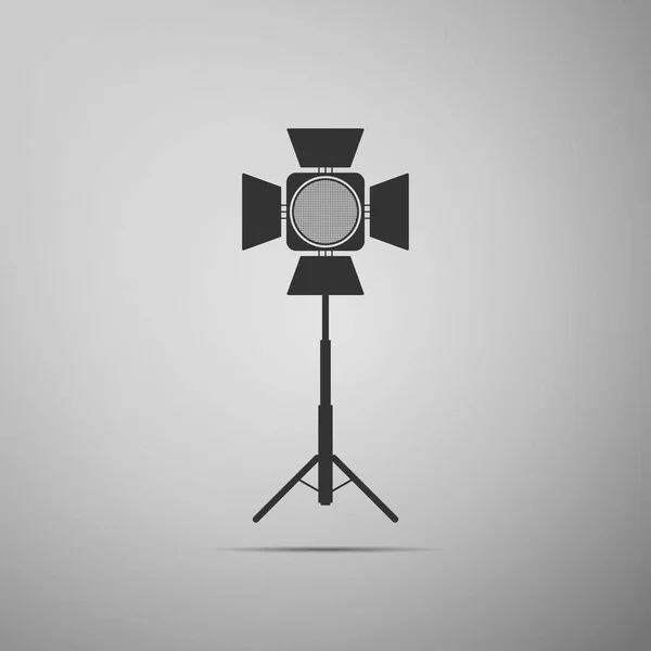 Icono del proyector de película aislado sobre fondo gris. Efecto de luz. Escena, estudio, espectáculo. Diseño plano. Ilustración vectorial — Archivo Imágenes Vectoriales