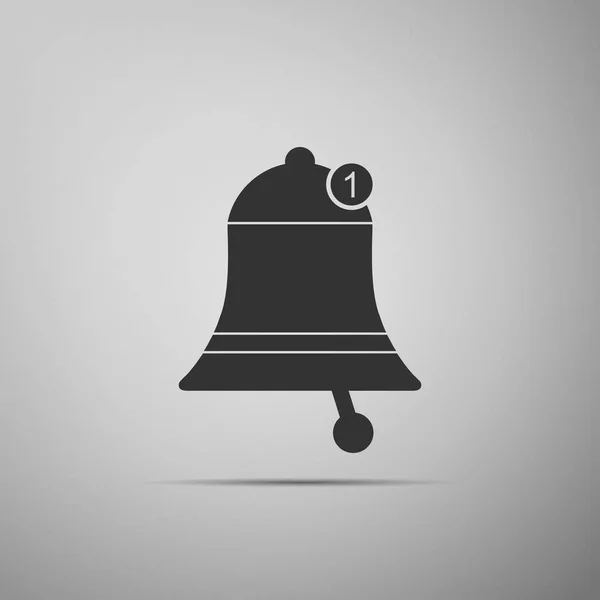 Icono de campana aislado sobre fondo gris. Nuevo icono de notificación. Nuevo icono de mensaje. Diseño plano. Ilustración vectorial — Vector de stock