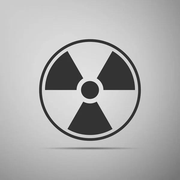 Radyoaktif simgesi gri arka plan üzerinde izole. Radyoaktif toksik sembolü. Radyasyon tehlike işareti. Düz tasarım. Vektör çizim — Stok Vektör