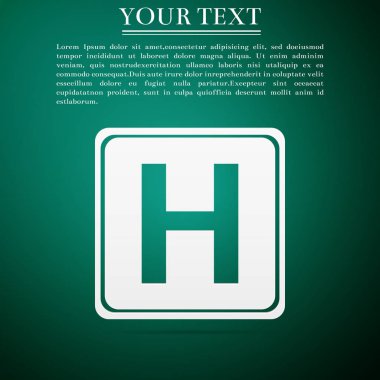 Hastane işareti simgesi üzerinde yeşil arka plan izole. Düz tasarım. Vektör çizim