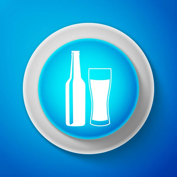 Bílá pivní láhve a sklo ikona izolované na modrém pozadí. Symbol pití alkoholu. Kruh modré tlačítko s bílou linkou. Vektorové ilustrace — Stockový vektor