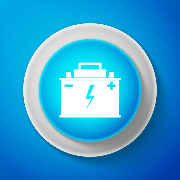 Witte auto batterijpictogram geïsoleerd op blauwe achtergrond. Accu batterij energie macht en elektriciteit accumulatorbatterij. Lightning bolt symbool cirkel blauwe knop met witte lijn. Vectorillustratie — Stockvector