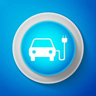 Beyaz elektrikli otomobil ve elektrik kablosu şarj simgesi üzerinde mavi arka plan izole takın. Elektrikli otomobil işareti şarj. Yenilenebilir çevre teknolojileri. Beyaz çizgili daire mavi düğme. Vektör çizim