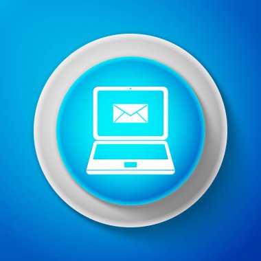 Zarf ve üzerinde mavi arka plan izole ekran simgesini açık e-posta ile beyaz dizüstü bilgisayar. E-posta pazarlama, internet reklam kavramları. Beyaz çizgili daire mavi düğme. Vektör çizim