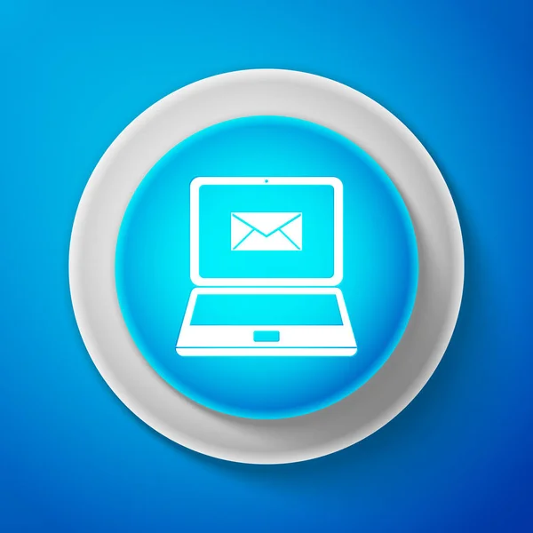 Laptop branco com envelope e e-mail aberto no ícone de tela isolado no fundo azul. E-mail marketing, conceitos de publicidade na internet. Círculo botão azul com linha branca. Ilustração vetorial —  Vetores de Stock