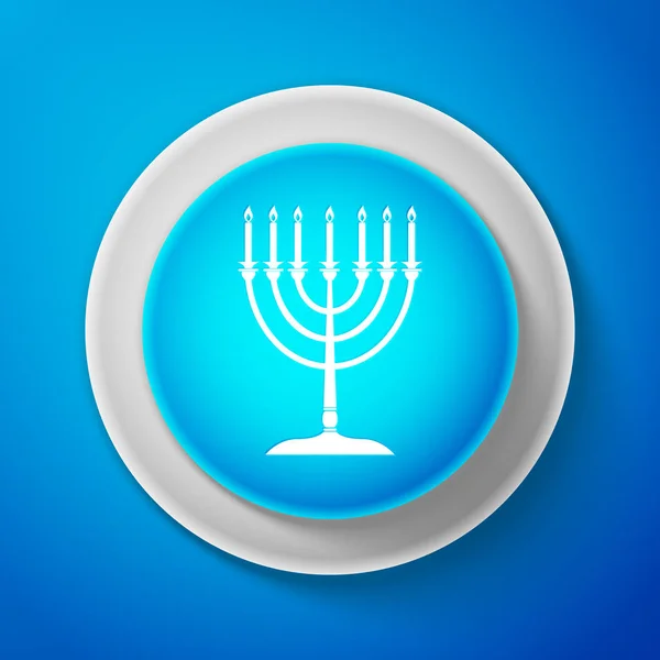 Icono de Hanukkah menorah blanco aislado sobre fondo azul. Icono de la religión. Hanukkah símbolo tradicional. Religión navideña, festival judío de las Luces. Círculo botón azul. Ilustración vectorial — Vector de stock