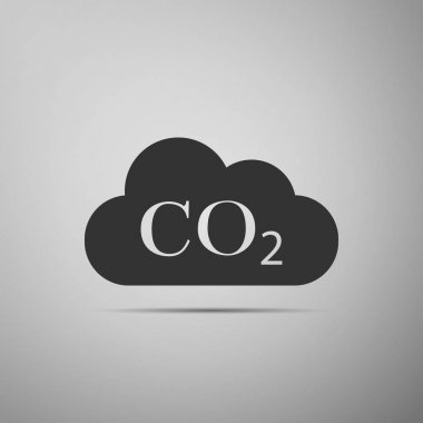 CO2 emisyonu üzerinde gri arka plan izole bulut simgesi. Karbon dioksit formül sembolü, duman kirliliği kavramı, çevre kavramı, yanma ürünleri işareti. Düz tasarım. Vektör çizim