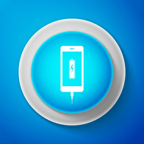 Белый значок зарядки аккумулятора на синем фоне. Телефон с низким зарядом батареи и с подключением USB. Круговая синяя кнопка с белой линией. Векторная миграция — стоковый вектор