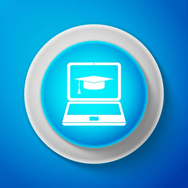 Blanco casquillo de graduación y el icono del ordenador portátil aislado sobre fondo azul. Icono de concepto de aprendizaje en línea o e-learning. Botón azul círculo con línea blanca. Ilustración vectorial — Vector de stock