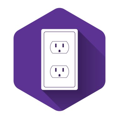 Usa simgesindeki beyaz elektrik çıkışı uzun gölgeli. Elektrik prizi. Mor altıgen düğmesi. Vektör İllüstrasyonu