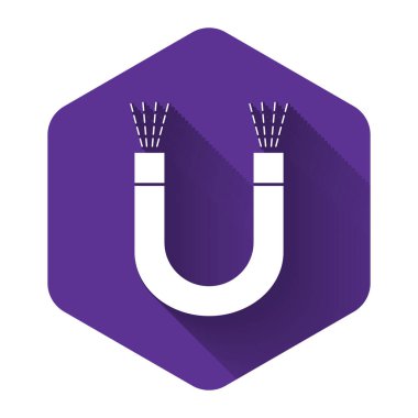 Beyaz Mıknatıs simgesi uzun gölgeli. At nalı mıknatısı, manyetizma, manyetizma, çekim. Mor altıgen düğmesi. Vektör İllüstrasyonu