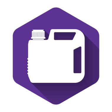 Motor yağı ikonu için uzun gölgeli beyaz plastik kutu. Benzin bidonu. Yağ değiştirme ve onarım servisi. Motor yağı işareti. Mor altıgen düğmesi. Vektör İllüstrasyonu