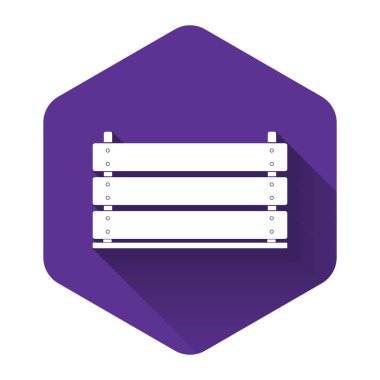 Uzun gölgeli beyaz tahta kutu simgesi. Market sepeti, depo sandığı. Sebzeler ve ürünler için boş ahşap kap. Mor altıgen düğmesi. Vektör İllüstrasyonu