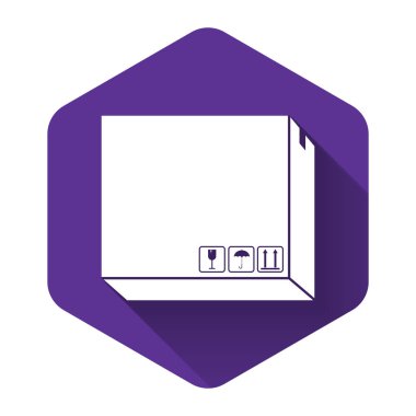 Üzerinde uzun gölgeli trafik sembolleri olan beyaz karton kutu. Kutu, paket, paket işareti. Teslimat ve ambalaj. Ulaşım ve nakliye. Mor altıgen düğmesi. Vektör İllüstrasyonu