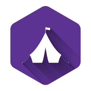 Bayrak ikonlu beyaz turist çadırı uzun gölgeli. Mor altıgen düğmesi. Vektör İllüstrasyonu