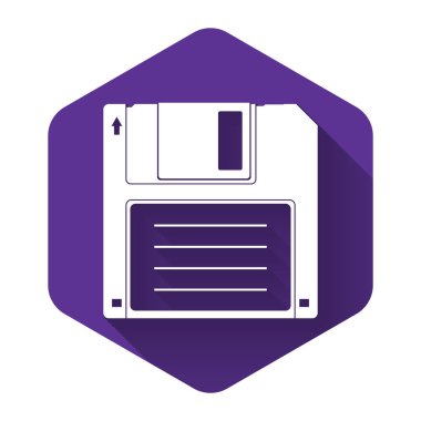 Bilgisayar veri depolama simgesi için uzun gölgeli beyaz disket. Disket işareti. Mor altıgen düğmesi. Vektör İllüstrasyonu