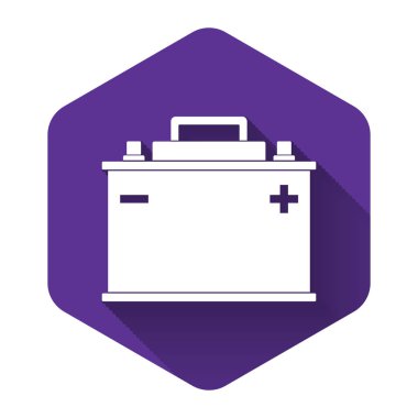 Beyaz araba akü ikonu uzun gölgeli izole edilmiş. Akümülatör bataryası enerji ve elektrik akümülatörü bataryası. Mor altıgen düğmesi. Vektör İllüstrasyonu