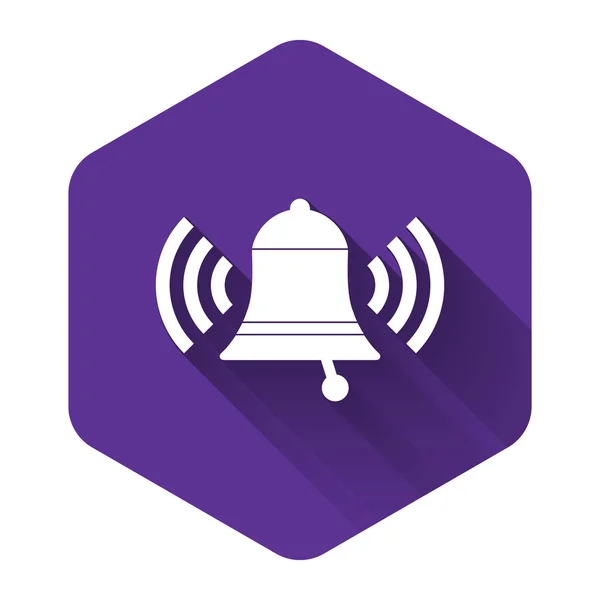 Sonnerie blanche icône cloche isolée avec une ombre longue. Symbole d'alarme, cloche de service, panneau de cloche, symbole de notification. Bouton hexagonal violet. Illustration vectorielle — Image vectorielle