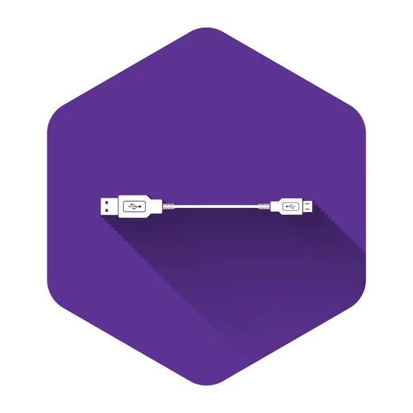 Icona Micro cavo USB bianca con lunga ombra. Connettori e prese per PC e dispositivi mobili. Connettore periferiche del computer o alimentazione di ricarica smartphone. Bottone esagonale viola. Illustrazione vettoriale — Vettoriale Stock