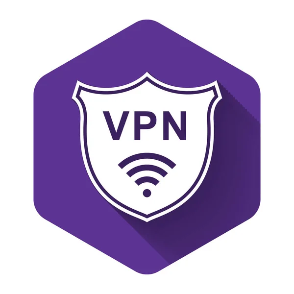 長い影とVpnと無線LANインターネットネットワークシンボルアイコンとホワイトシールド。Vpnは安全コンセプトを保護します。セキュリティのための仮想プライベートネットワーク。紫色の六角形のボタン。ベクターイラスト — ストックベクタ