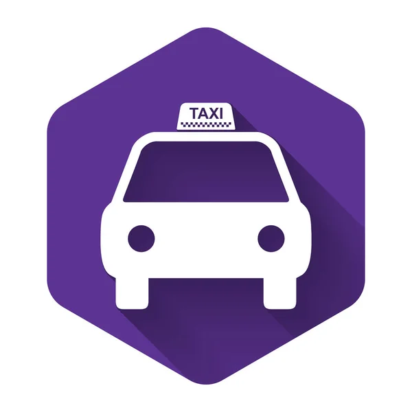 Icono de taxi blanco coche aislado con sombra larga. Botón hexágono púrpura. Ilustración vectorial — Vector de stock