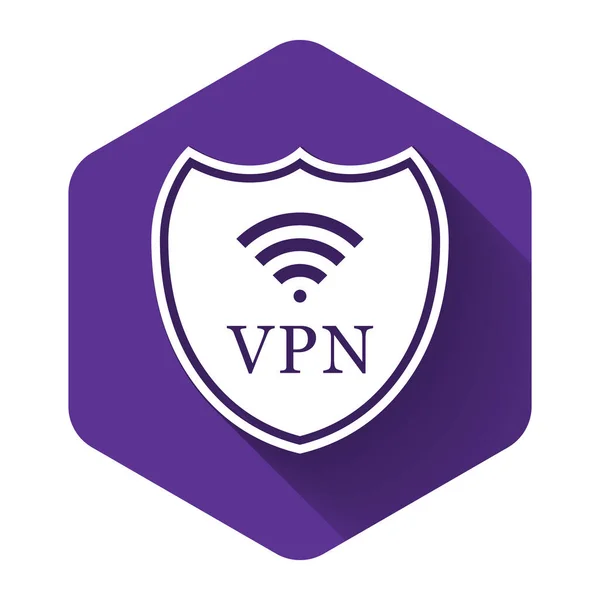 Escudo blanco con VPN y WiFi icono de símbolo de red inalámbrica de Internet con sombra larga. VPN protege el concepto de seguridad. Red privada virtual para la seguridad. Botón hexágono púrpura. Ilustración vectorial — Vector de stock