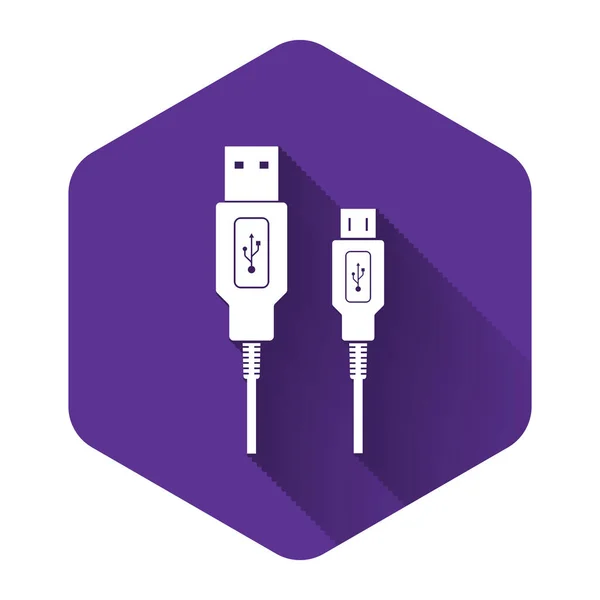 Icona Micro cavo USB bianca con lunga ombra. Connettori e prese per PC e dispositivi mobili. Connettore periferiche del computer o alimentazione di ricarica smartphone. Bottone esagonale viola. Illustrazione vettoriale — Vettoriale Stock