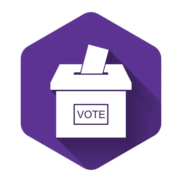Caja de votación blanca o urna con icono de sobre aislado con sombra larga. Botón hexágono púrpura. Ilustración vectorial — Archivo Imágenes Vectoriales