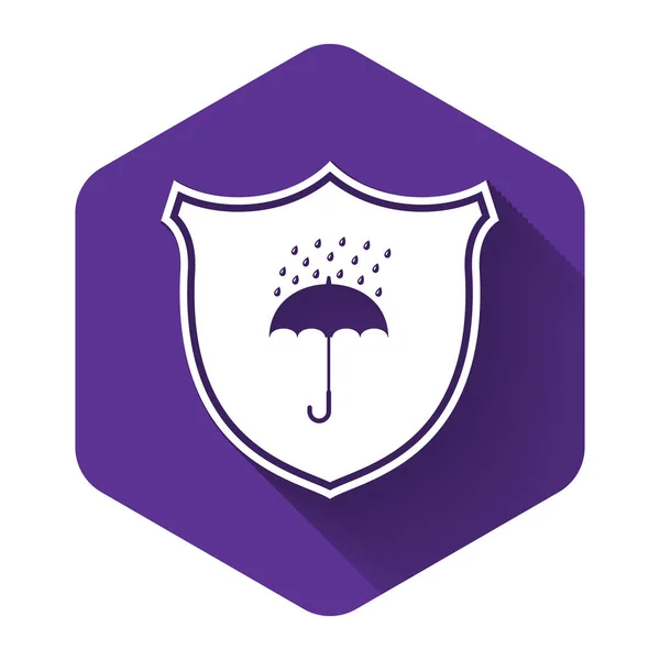 Icône étanche blanche isolée avec une ombre longue. Bouclier et parapluie. Protection, sûreté, concept de sécurité. Symbole imperméable. Bouton hexagonal violet. Illustration vectorielle — Image vectorielle