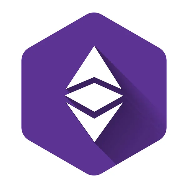 Криптовалюта Ethereum классический значок ETC с длинной тенью. Физическая монета. Цифровая валюта Символ Altcoin. Безопасная криптовалюта на основе блокчейна. Фиолетовая шестиугольная кнопка. Векторная миграция — стоковый вектор