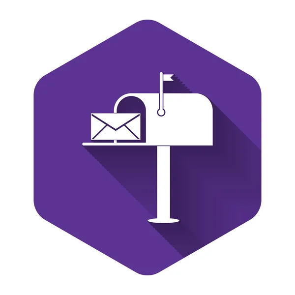 White Open brevlåda med ett kuvert ikon isolerad med lång skugga. Lila hexagonknapp. Vektor Illustration — Stock vektor