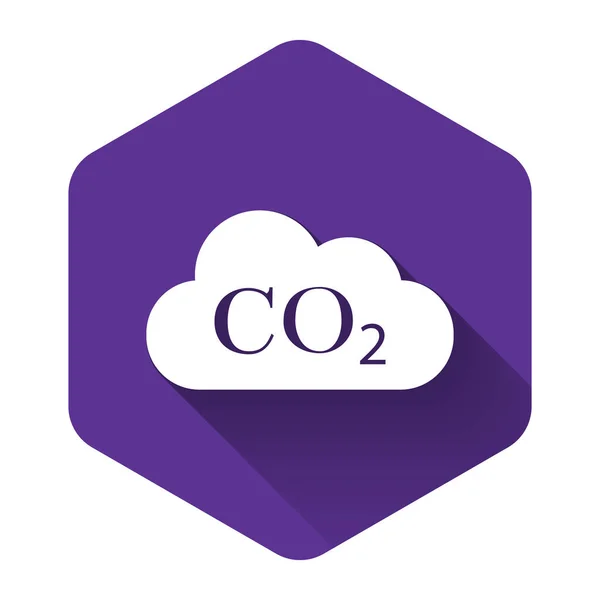 White CO2 emissions in cloud icon isolated with long shadow. Carbon dioxide formula symbol, smog pollution concept, environment concept, combustion products. Purple hexagon button. Vector Illustration — Stock Vector