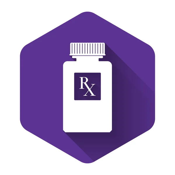 Fehér Pill üveg Rx jel és tabletták ikon elszigetelt hosszú árnyék. Gyógyszerészeti tervezés. Rx, mint egy vényköteles szimbólum a gyógyszeres üvegen. Lila hatszög gomb. Vektorillusztráció — Stock Vector