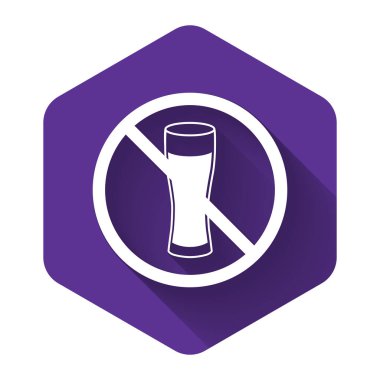 Beyaz, uzun gölgeli alkol ikonu yok. Alkol içmeyi yasaklıyorum. Bira şişesi camlı yasak sembol. Mor altıgen düğmesi. Vektör İllüstrasyonu