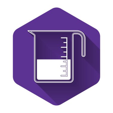 Kuru ve sıvı yiyecek ikonunu ölçmek için uzun gölgeli beyaz ölçü kabı. Plastik şişenin sapı var. Mor altıgen düğmesi. Vektör İllüstrasyonu