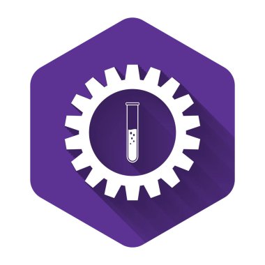 Beyaz dişli ve test tüpü ikonu uzun gölgeli. Çarklı ve mataralı tabela. Laboratuar cam kimyasal araştırma sembolü. Mor altıgen düğmesi. Vektör İllüstrasyonu