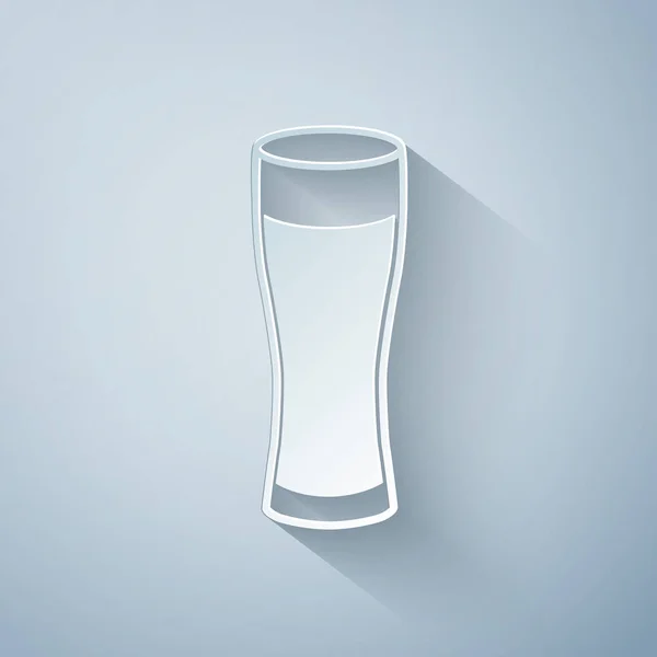 Papier geschnittenes Glas Bier-Ikone isoliert auf grauem Hintergrund. Papierkunst. Vektorillustration — Stockvektor