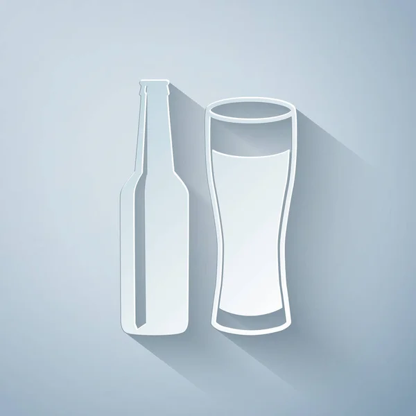 Papiergeschnittene Bierflasche und Glassymbol isoliert auf grauem Hintergrund. Symbol für Alkoholkonsum. Papierkunst. Vektorillustration — Stockvektor